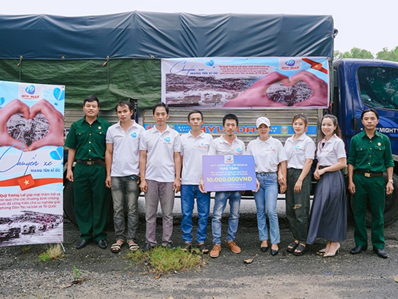 Người dùng chat trực tuyến với hỗ trợ sv388 trên điện thoại