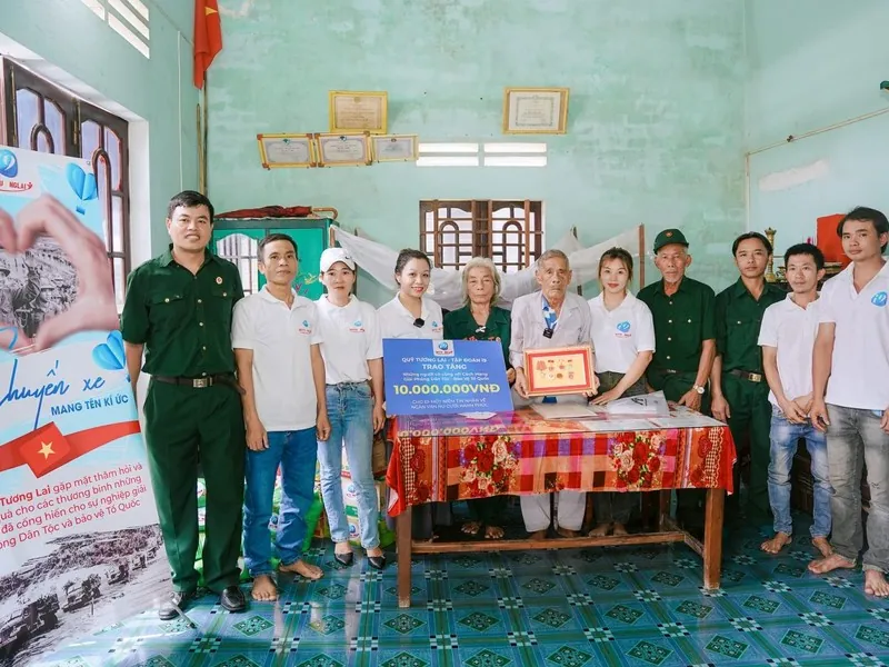 Chủ gà và sư kê chăm sóc gà chiến