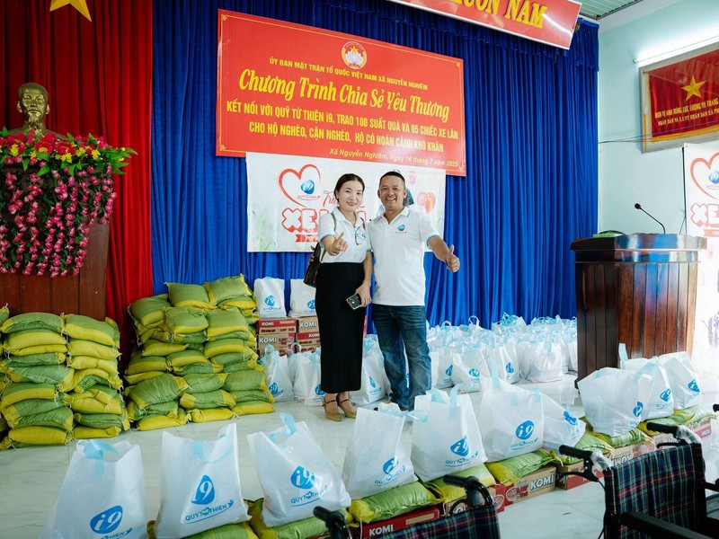 Hình ảnh minh họa các nguồn lực hỗ trợ, như đường dây nóng, nhóm hỗ trợ.